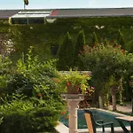 Bow Garden Hotell 3*