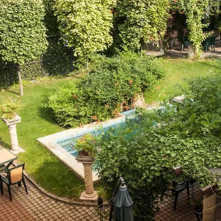 Bow Garden Hotell 3*