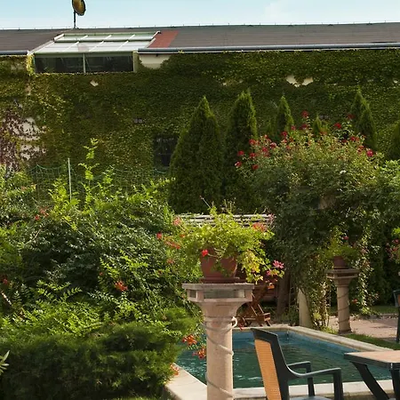 Bow Garden Hotel 3*